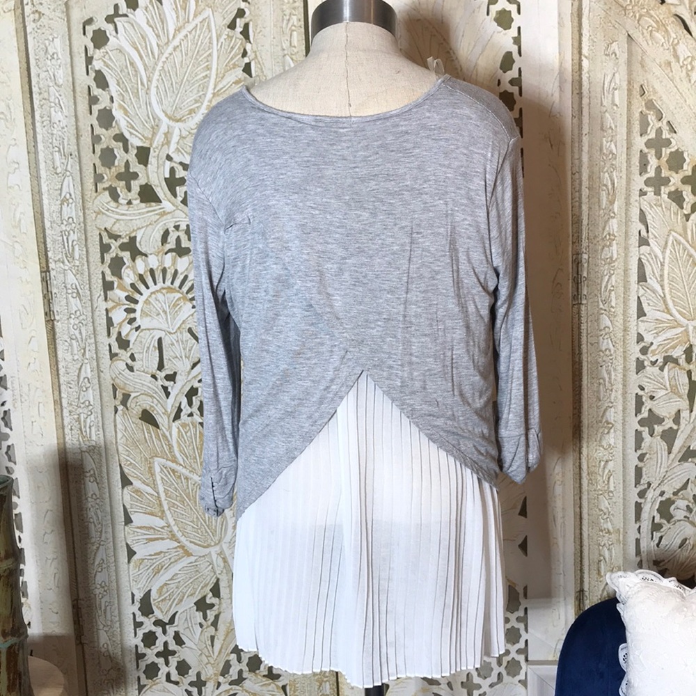 Cha Cha vente brand new without tags womans PS gray and white shirt